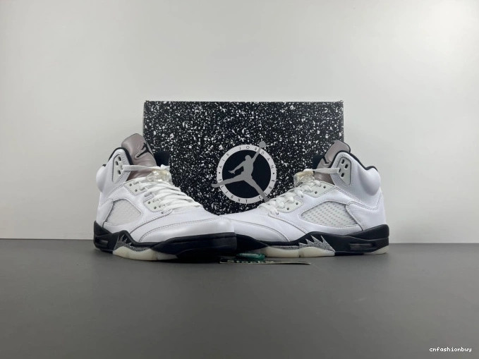 5 JORDAN AIR RETRO DD0587-110 'WHITE BLACK' 1207